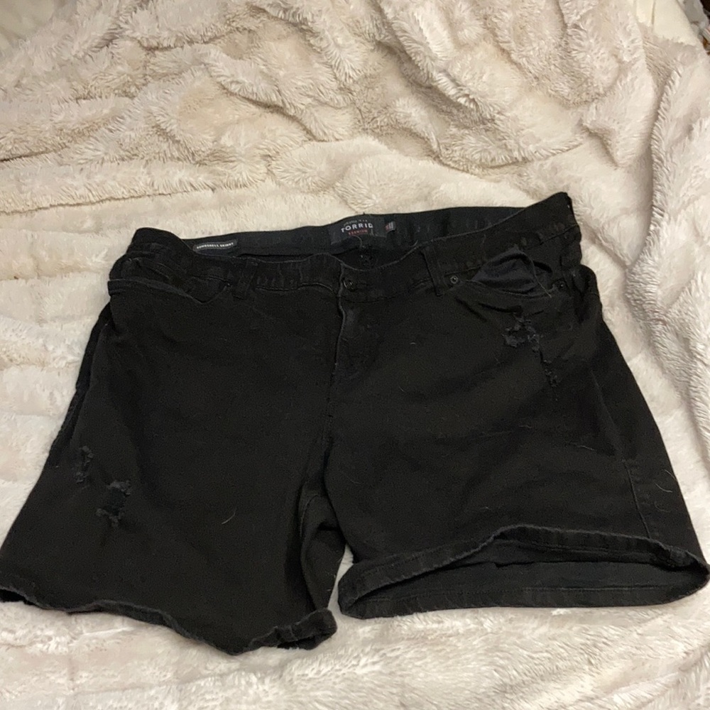 Torrid bombshell skinny distressed jean short 7 inch inseam. Size 24